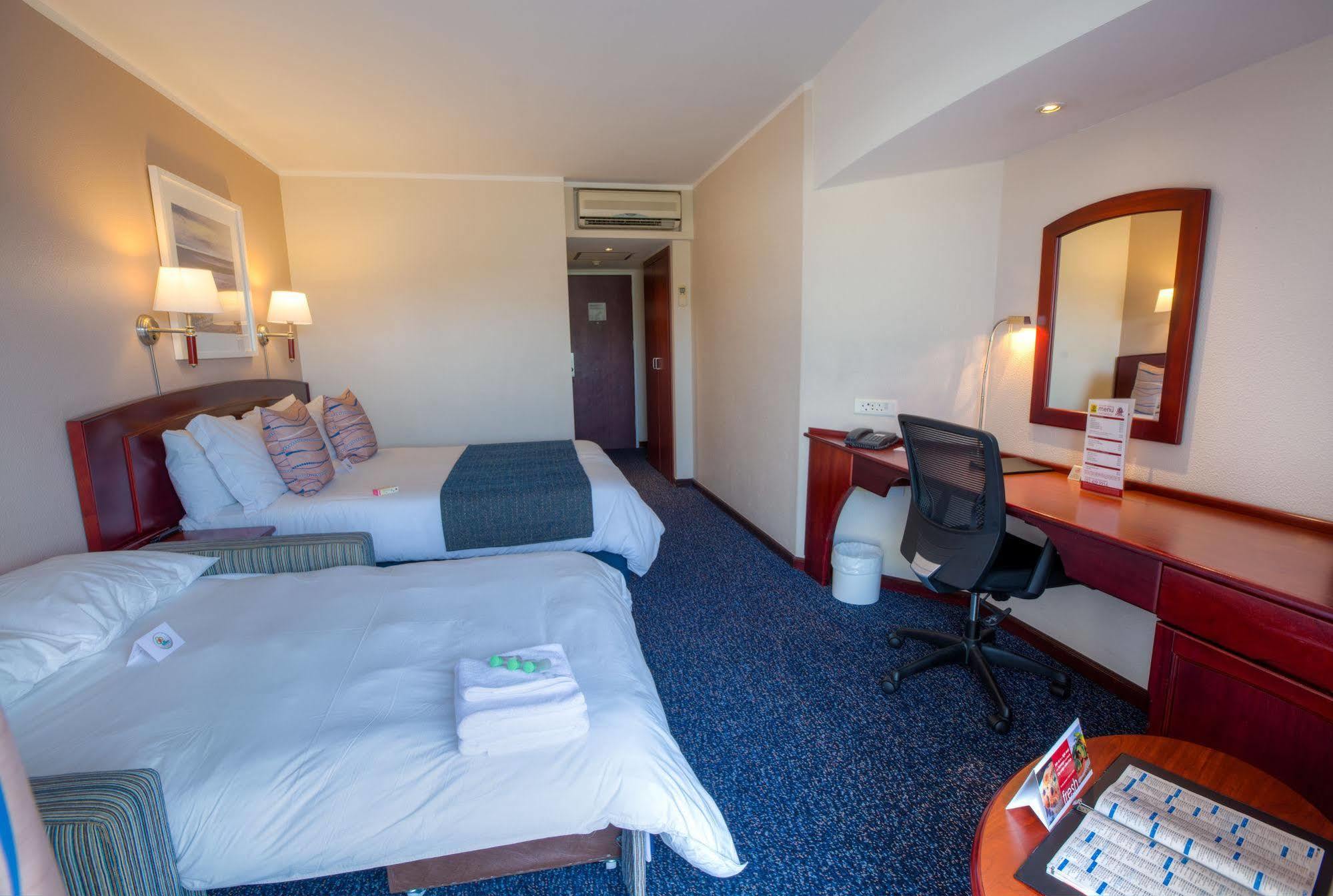 ซิตี้ ล้อดจ์ โฮเต็ล วีแอนด์เอ วอเตอร์ฟร้อนท์ เคปทาวน์ Hotel ภายนอก รูปภาพ